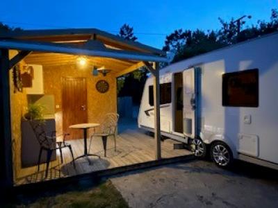 P2179 Nightime alfresco dining and kitchen area3 - 320, 240